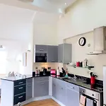 The Penthouse At Regent House Light And Airy Floor With Lift Access 1 Bedroom En-suite Luxury Ultra Location * 哈罗盖特
