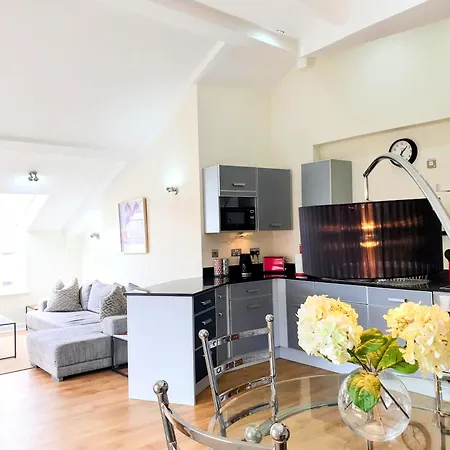 The Penthouse At Regent House Light And Airy Floor With Lift Access 1 Bedroom En-suite Luxury Ultra Location شقة